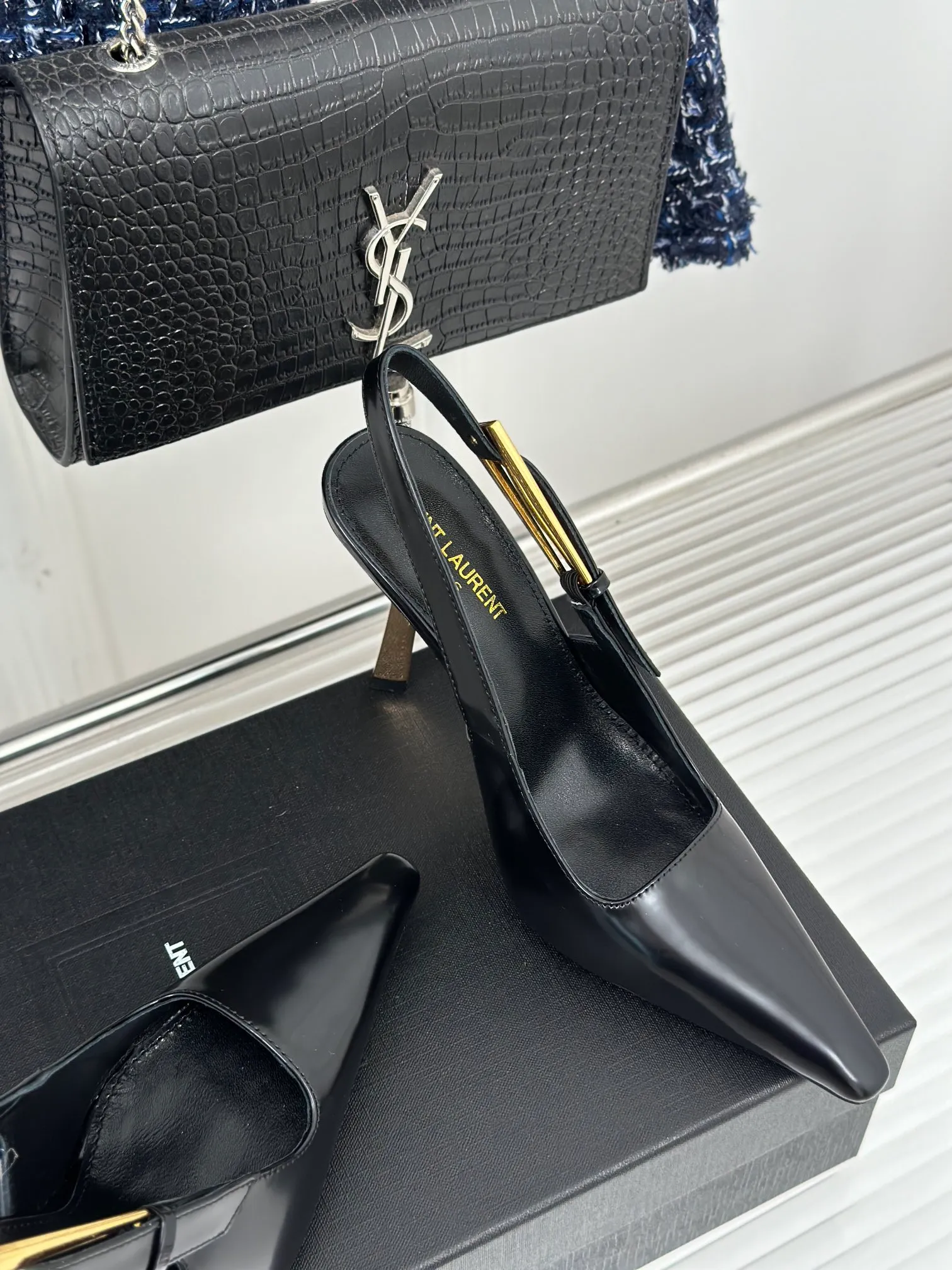 👟👟Ex-factory price 540👟👟 Saint Lauren*YSL Saint Laurent 24ss new catwalk high-heeled pointed-toe sandals. The upper is made of calf patent leather. The lining is tiptoe mixed sheepskin. Italian imported leather outsole. Heel height: 9 cm. Size: 34-41.